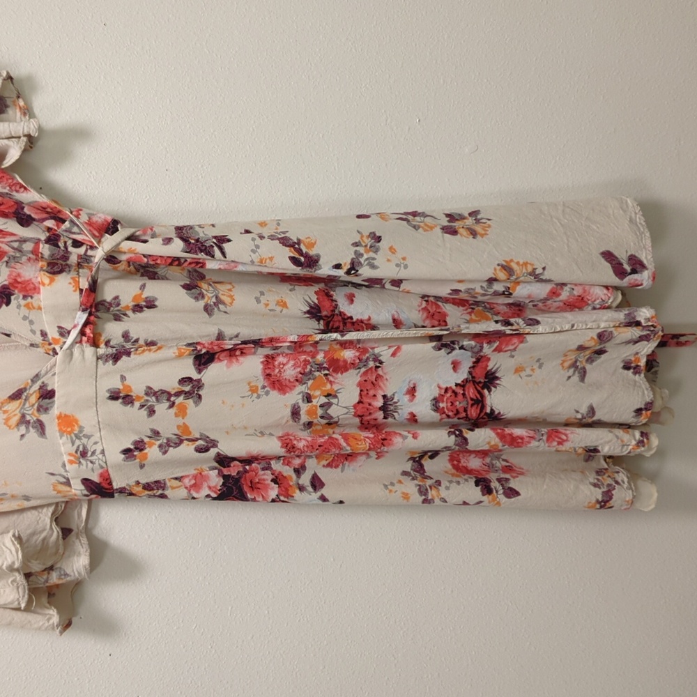 Aakaa Floral Wrap Dress – Boho-Inspired Elegance - Voluminous - Flowy - Delicate - Picture 2 of 12